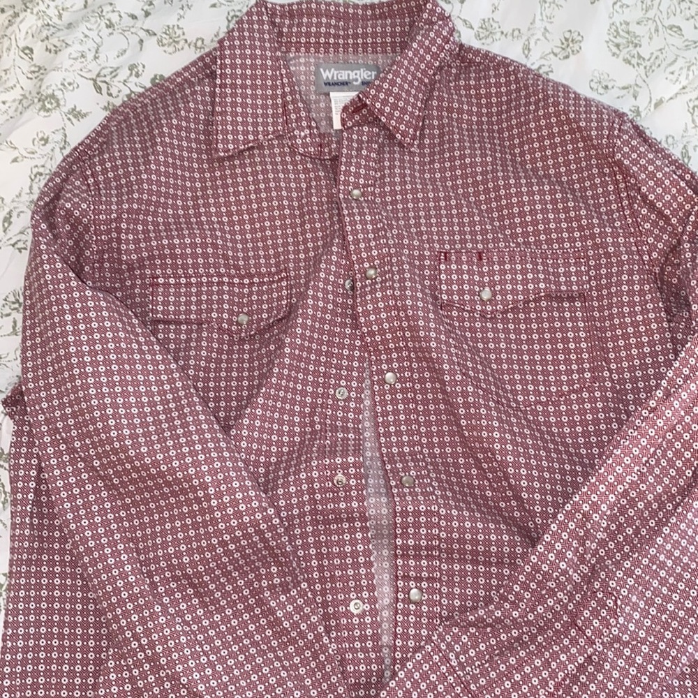 Men’s Wrangler pearl snap.